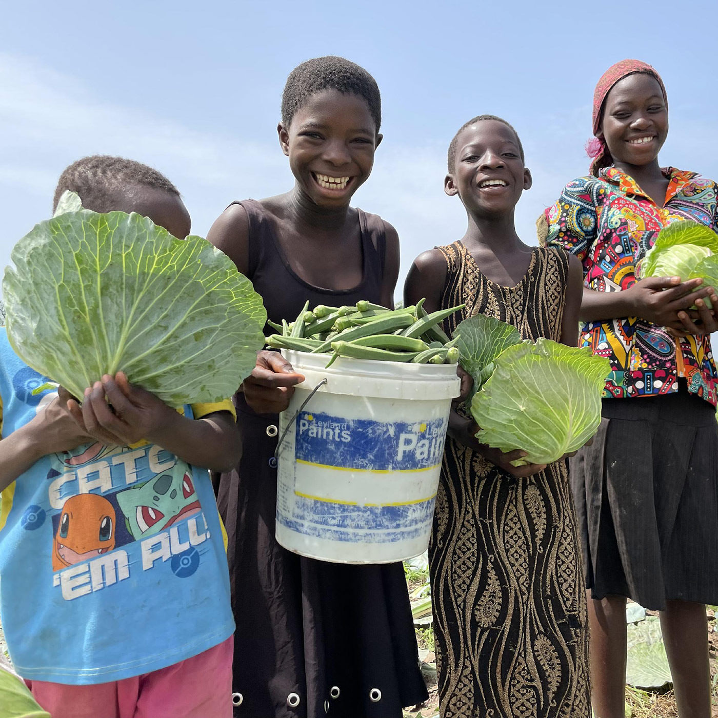 フェリシモの雑貨Kraso|フェリシモ　地球村の基金|(C)CLOUDY　 自分たちが育てた野菜を収穫する子どもたち（ガーナ）