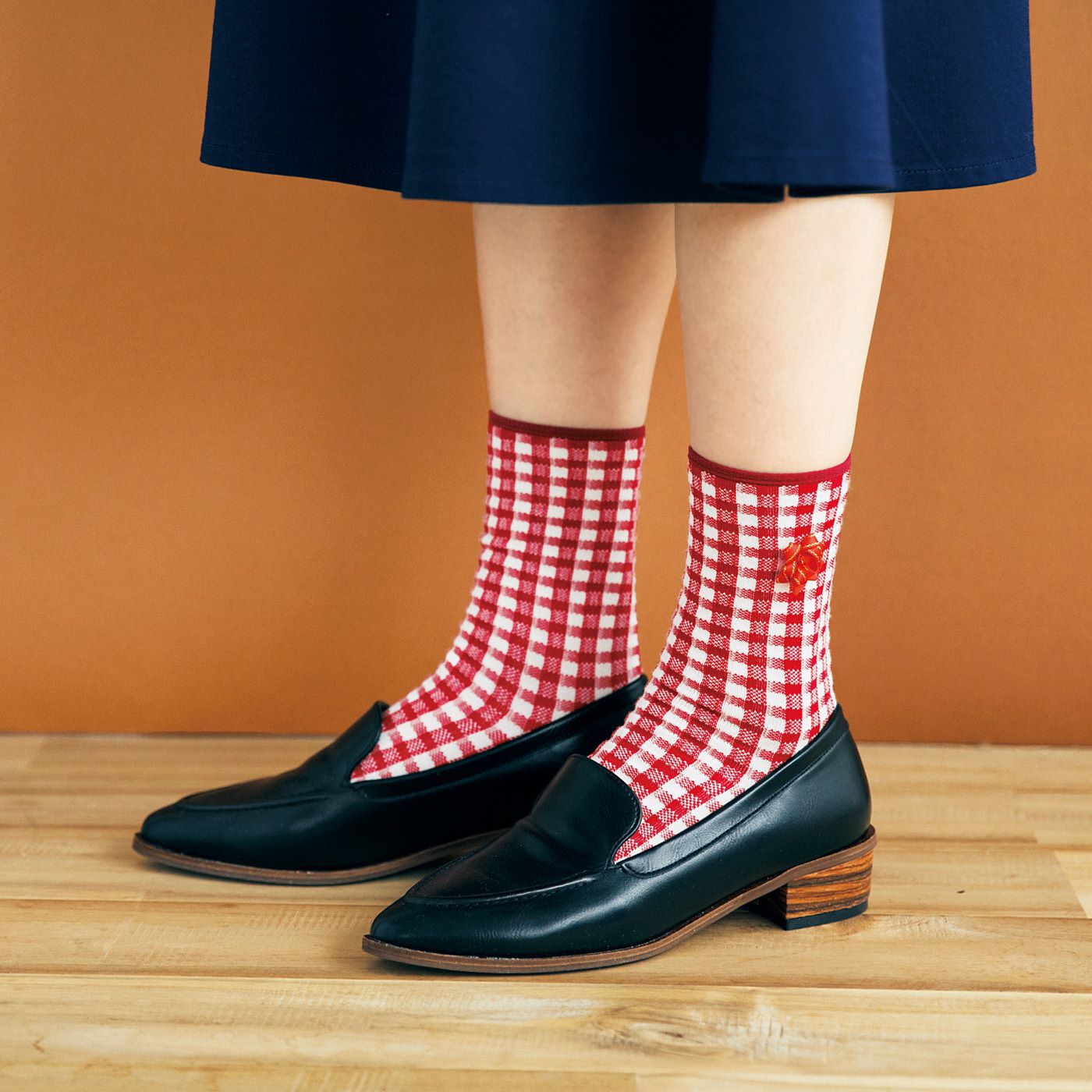 フェリシモの雑貨Kraso|シモジマコラボ　包装紙で足もとをラッピング シールみたいなモチーフ付き靴下の会|特別な日をさらにスペシャルに。
