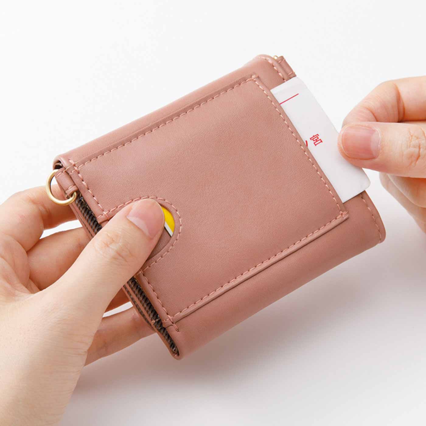 フェリシモの雑貨 Kraso|最小限を連れてって ラッキーカラーの三つ折り手のり財布の会|ICカードなどが入れられる外ポケット。