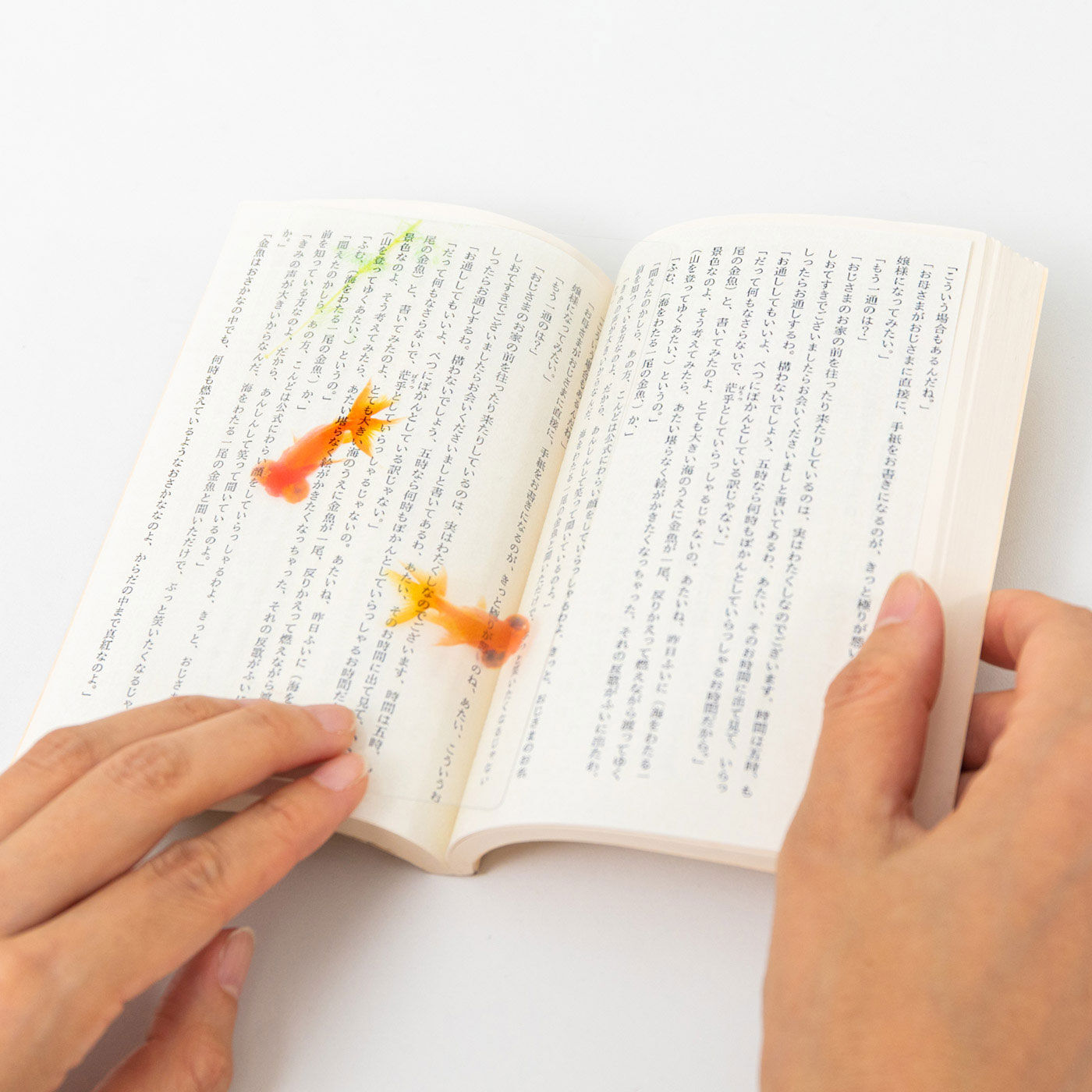 フェリシモの雑貨Kraso|本の中を金魚が泳ぐ!?　金魚の透明しおりセット〈小赤＆赤出目金〉