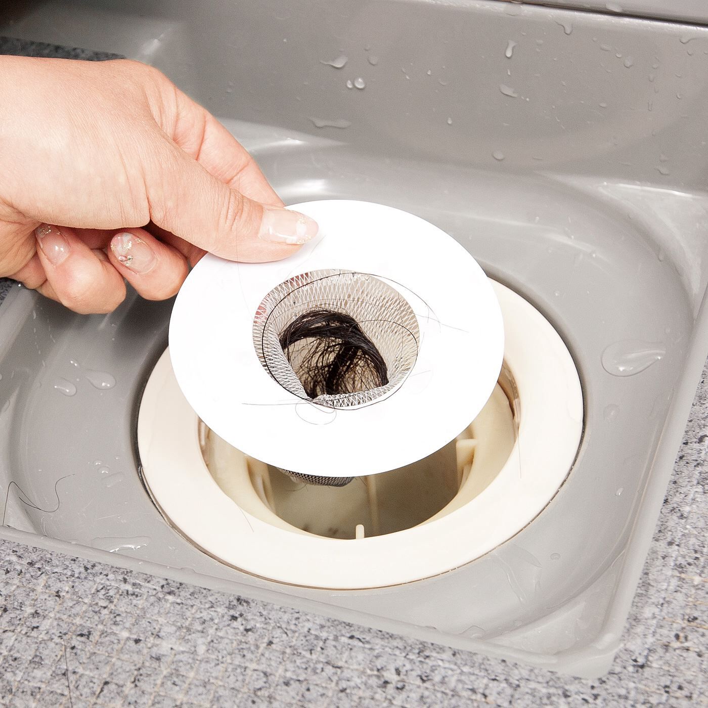 フェリシモの雑貨 クラソ|目皿の代わりにポンと置くだけ　お掃除らくらく　お風呂の排水口ネットの会|ゴミがたまったら取り換えるだけ。