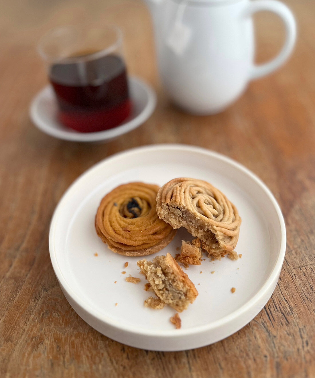 フェリシモの雑貨 Kraso|【12月分・1月分限定申し込み】ミ三３研究室×四万十ドラマ おいしいお茶と楽しいおやつ〈高知編〉の会|「株式会社四万十ドラマ」さんの不動の人気を誇る「焼きモンブラン」は、モンブランを常温でいつでも楽しめるように！と誕生しました。左のゴマがついているのが「焼きいもモンブラン」、右が「焼きモンブラン」。