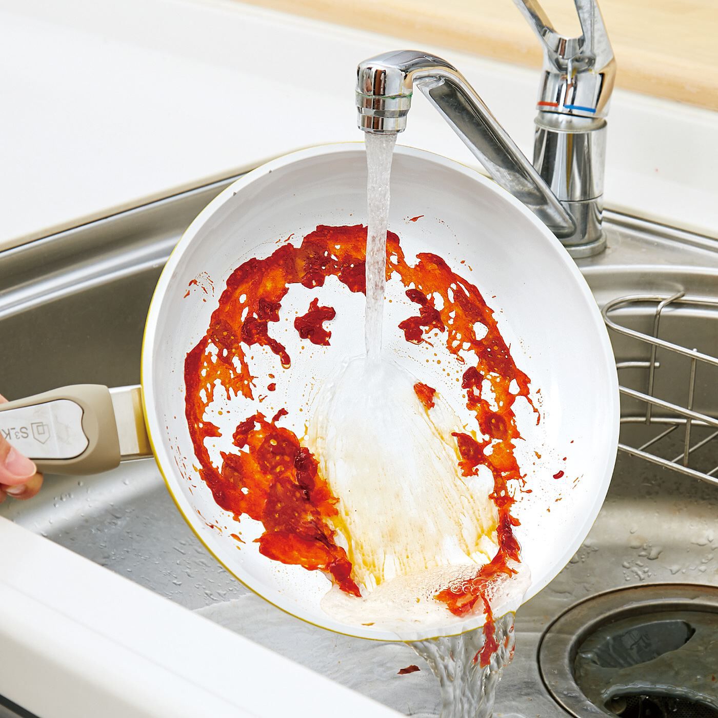 フェリシモの雑貨 Kraso|料理のテンションも腕前も上げていこう！　自慢したくなるイエローセラミッククッキングパン〈ソースパン〉|汚れがサッと落ちて洗いやすい！※写真はフライパンです。