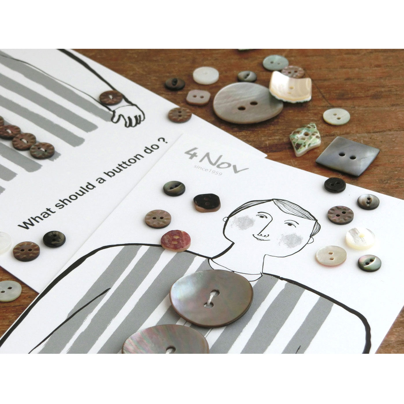フェリシモの雑貨 Kraso|4Nov 奈良の貝ボタン職人が作った貝殻ピアス〈高瀬貝 ボタン〉|【奈良の贈りものプロジェクト】贈る方にも、贈られる方にも感動を。そんな贈りものを、奈良でつくりたい……。奈良の地がはぐくむ、穏やかで簡素、それでいて洗練されたものをめざす「奈良の贈りものプロジェクト」から生まれた、宝物のような愛らしい貝ボタンたち（写真）も、フーズノートで販売中です。※この写真の台紙は、ボタン用の大きなサイズのものです。