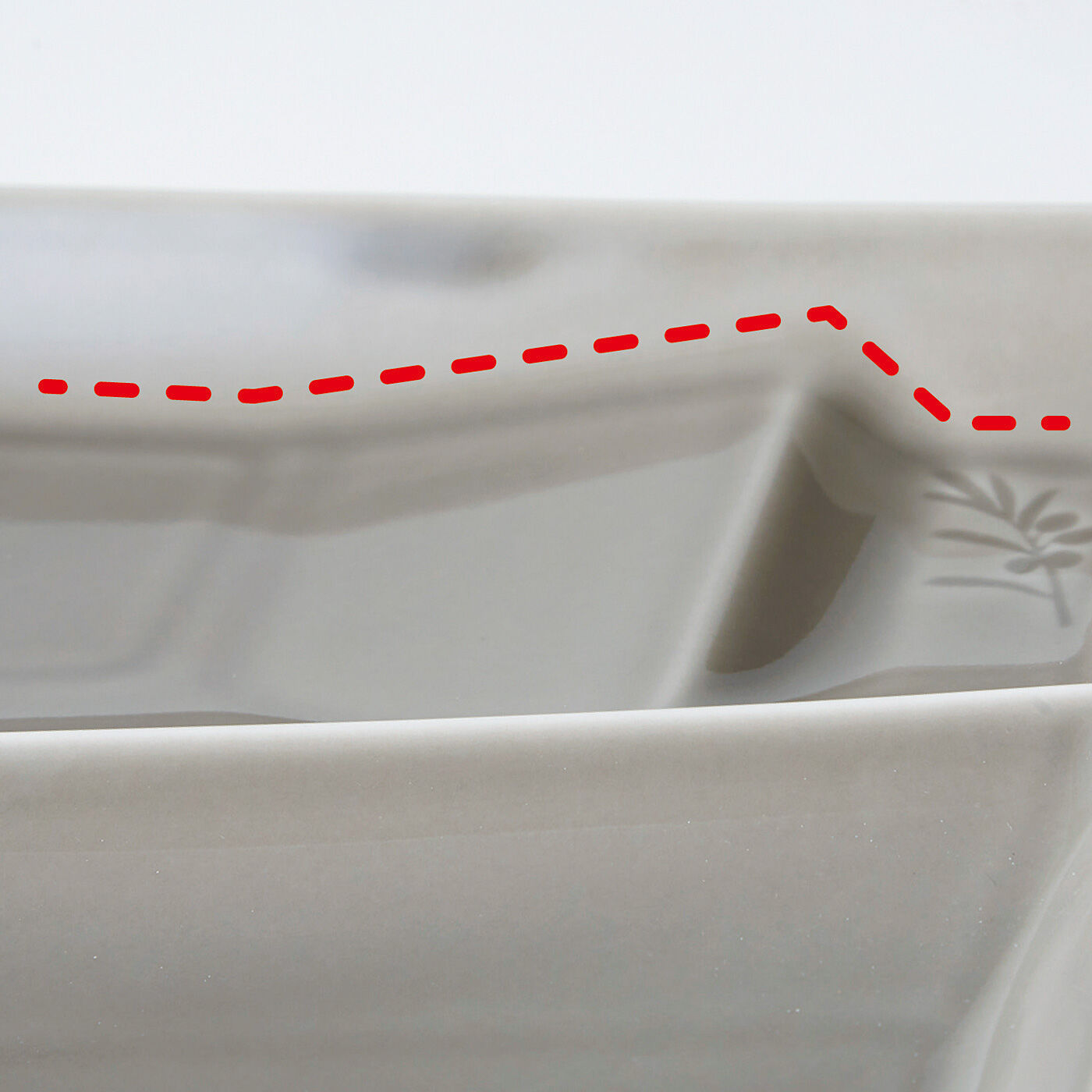 フェリシモの雑貨Kraso|エスキューブキッチンズ　二種盛も三種盛も1枚に　洗い物も減らせるおかずプレートの会|中・小スペース間の仕切りは低めの傾斜に。小はしょうゆやタレを入れるのに便利。