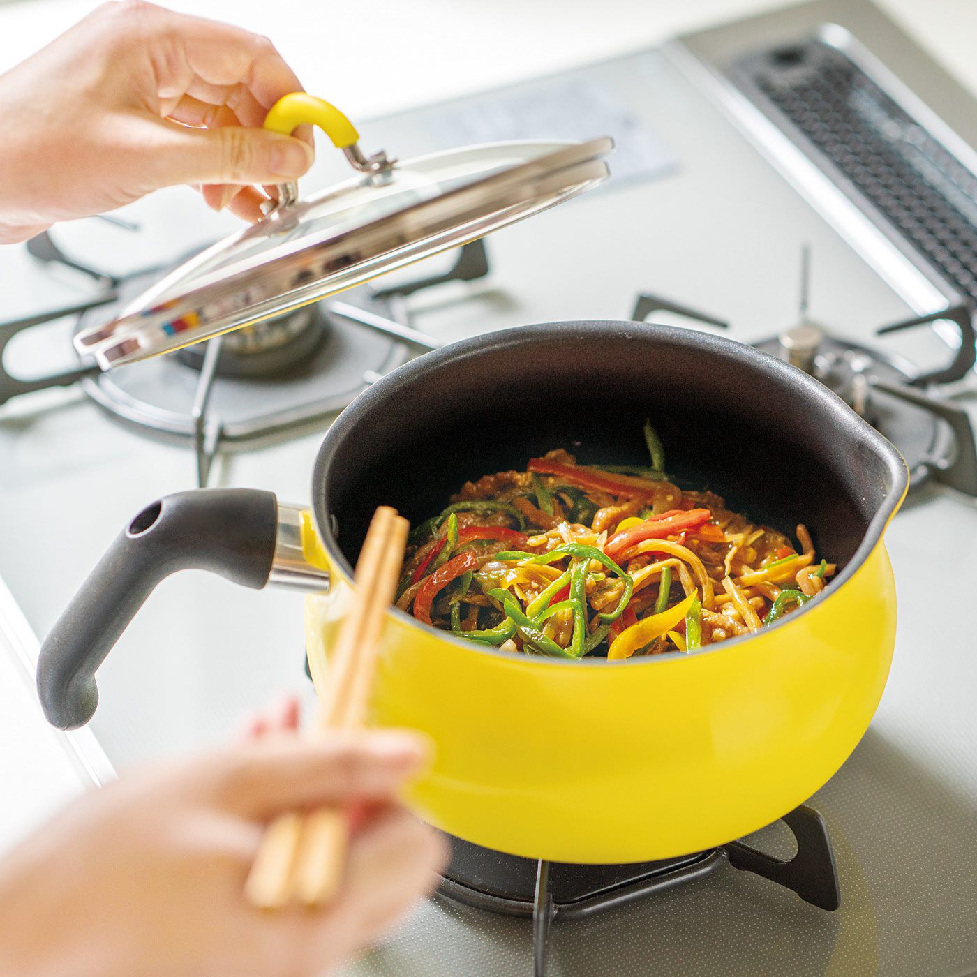 フェリシモの雑貨Kraso［クラソ］|焼き魚やいため物がぐっとスムーズ　7通りに使える　底面広めのマルチパン2.5L〈イエロー〉
