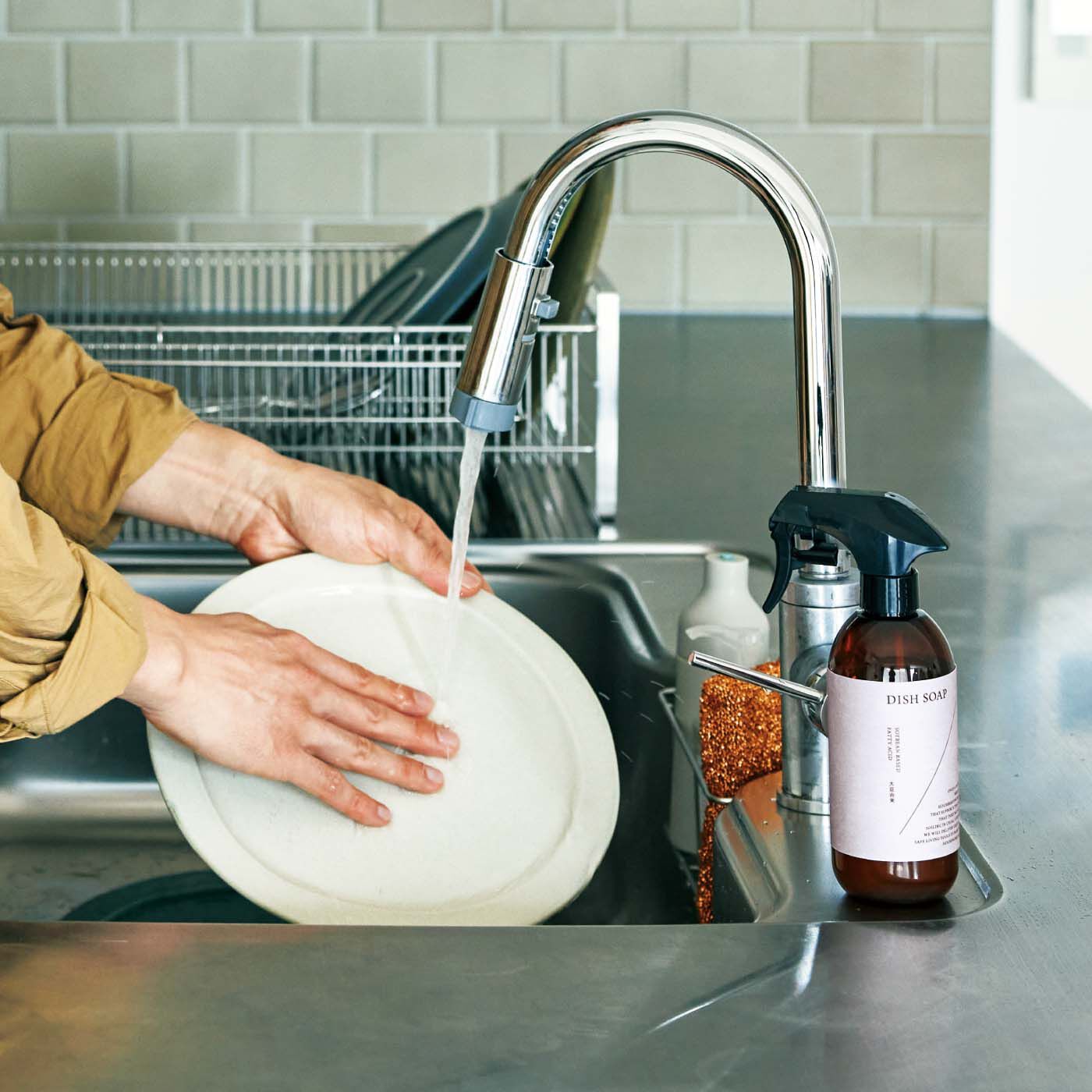 フェリシモの雑貨Kraso|1/d DISH SOAP 食器用洗剤の会|キッチンになじむディスペンサーのデザイン。