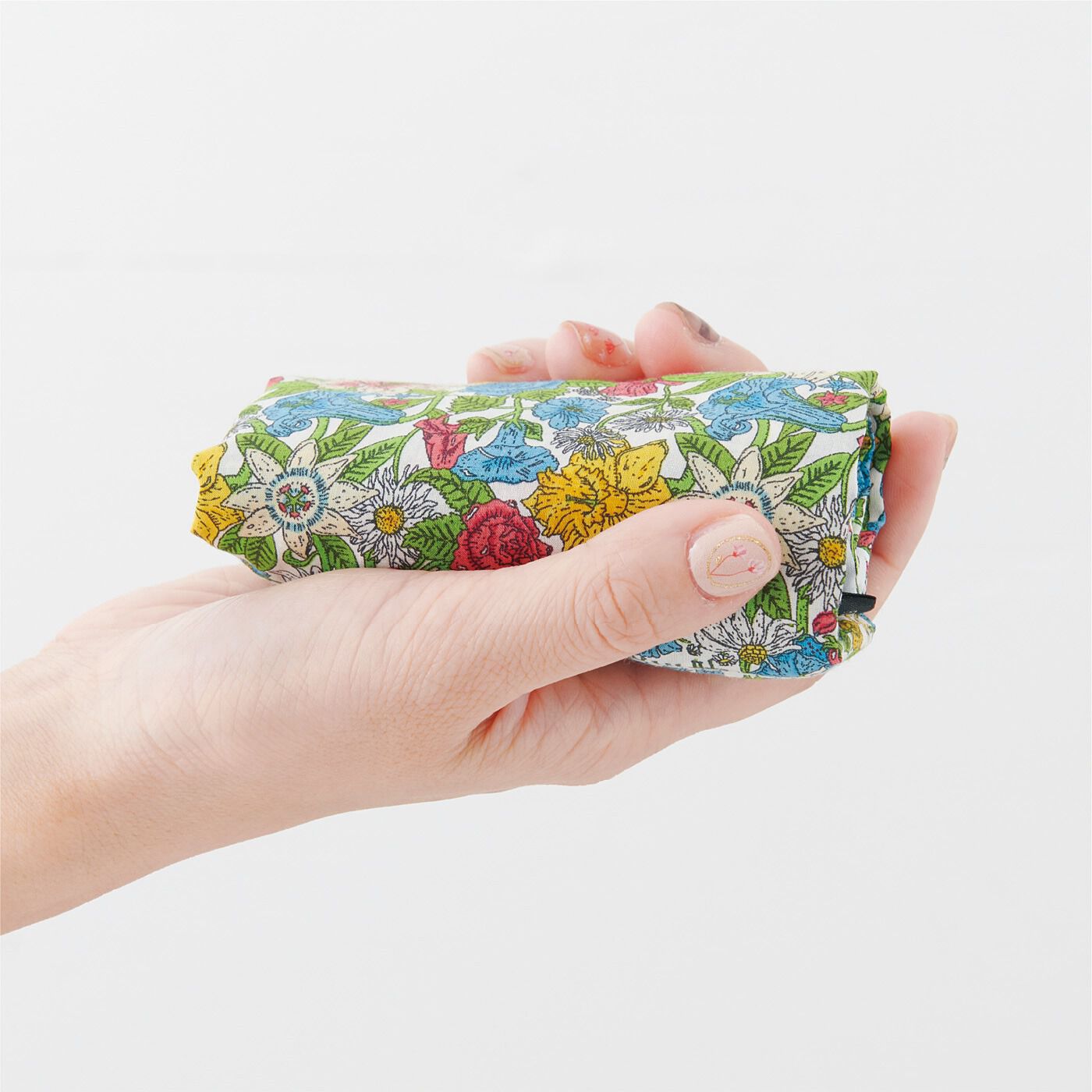 フェリシモの雑貨 Kraso|Squee!　リバティプリント　小さくたためる 軽やかサブバッグの会|コンパクトにたためて持ち運びに便利。