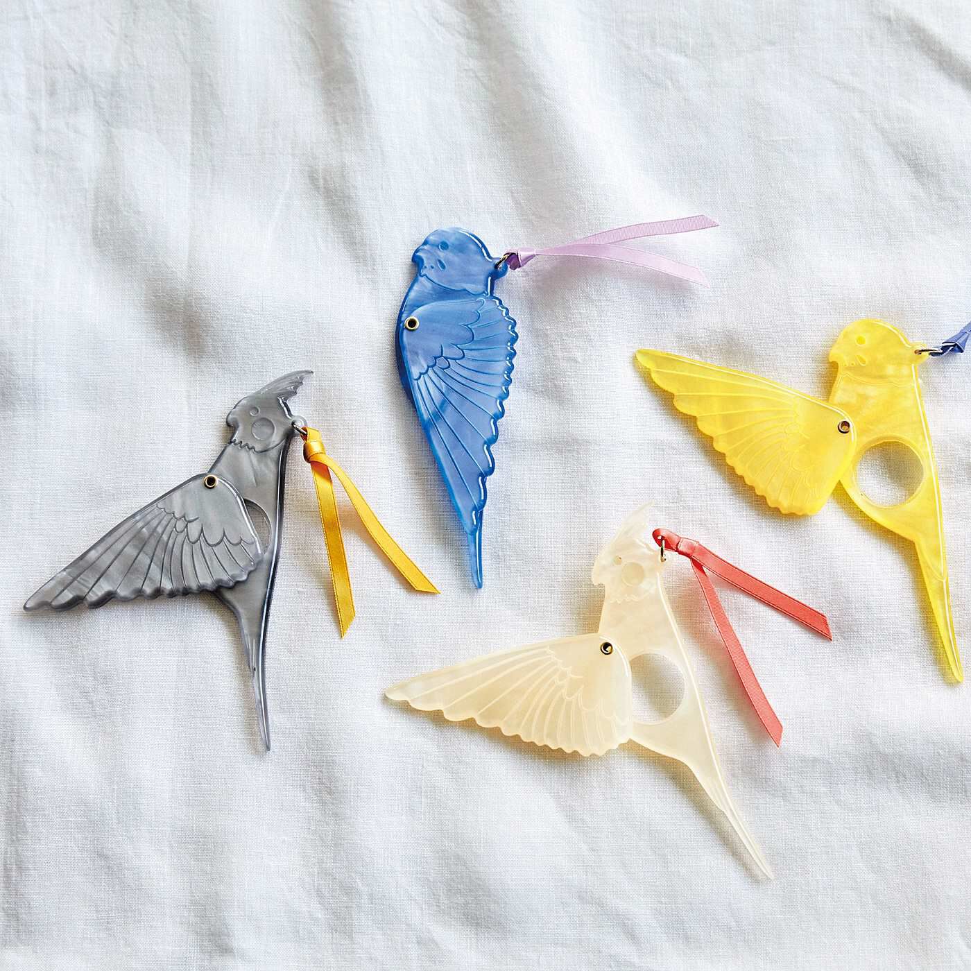 フェリシモの雑貨Kraso|小鳥部　細かい文字にかわいいサポート　スサーッと翼を広げる　小鳥のマスコットルーペの会
