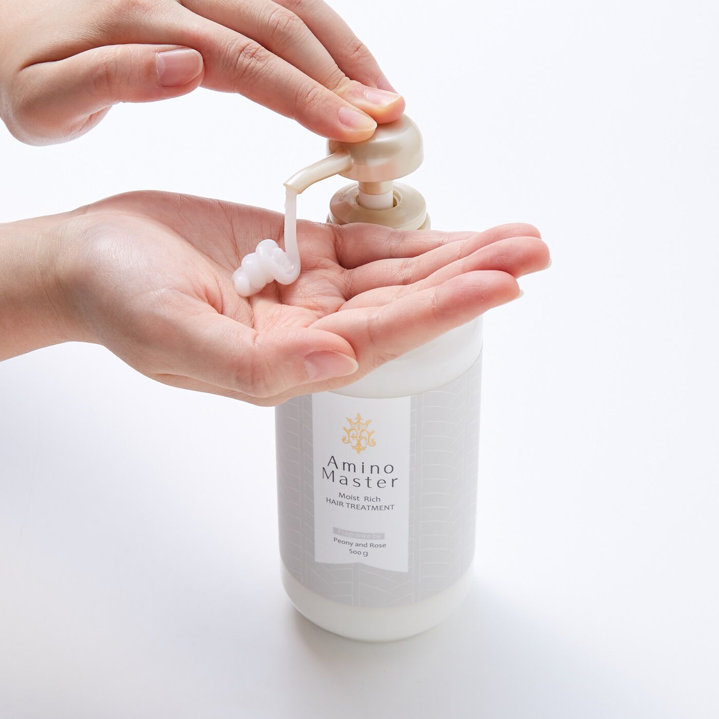 フェリシモの雑貨 Kraso|アミノマスター　モイストリッチヘアトリートメント|しっかりと髪の水気を切ったら、適量のトリートメントを手に取って髪になじませ、ぬるま湯でしっかり洗い流します。