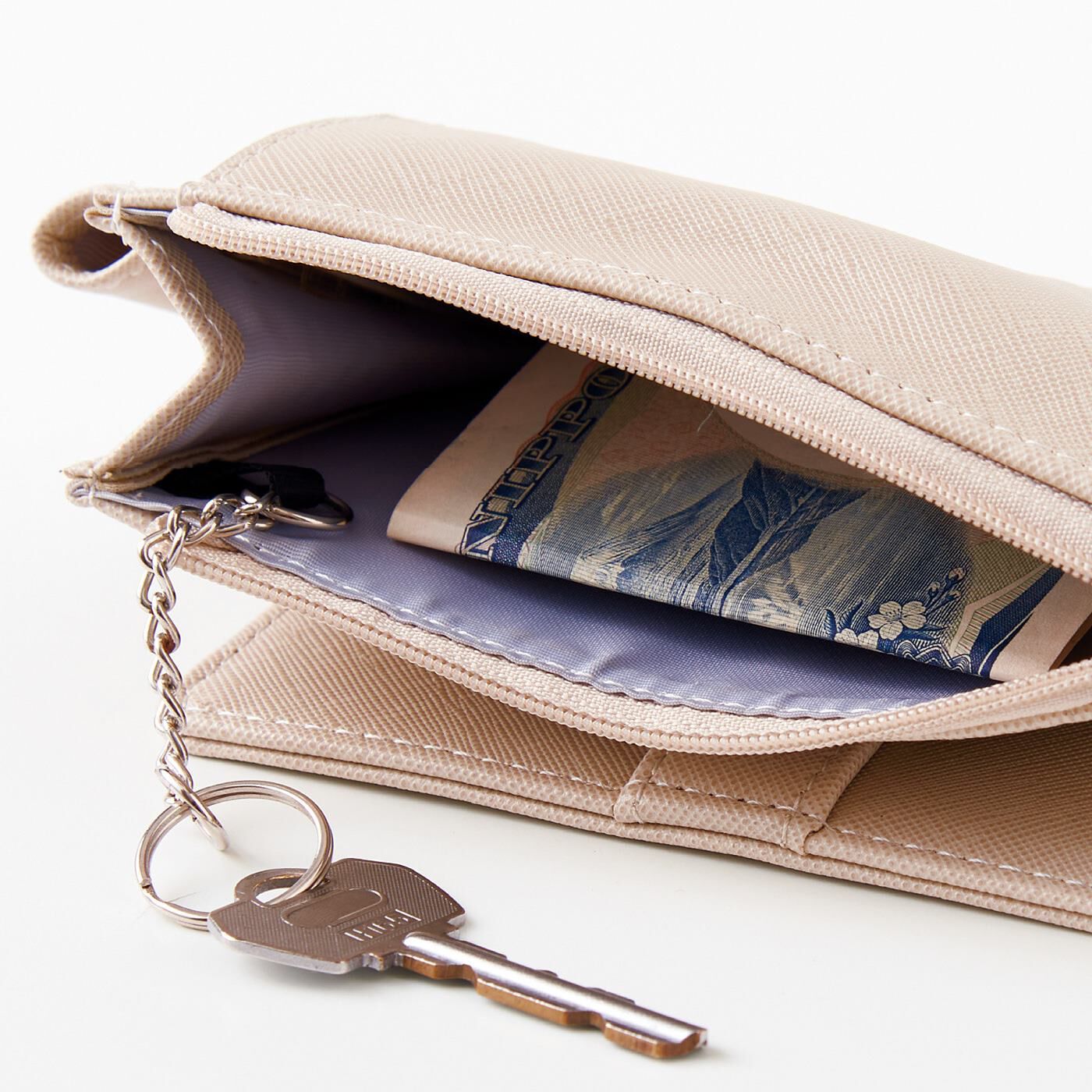 フェリシモの雑貨Kraso|カードもかぎもミニマルに持ち歩く　スマホウォレットの会|片まち付きのファスナーポケットの中には、かぎなどをつなげられるチェーン付きの二重カンと内ポケットあり。いざというときのお札も入ります。
