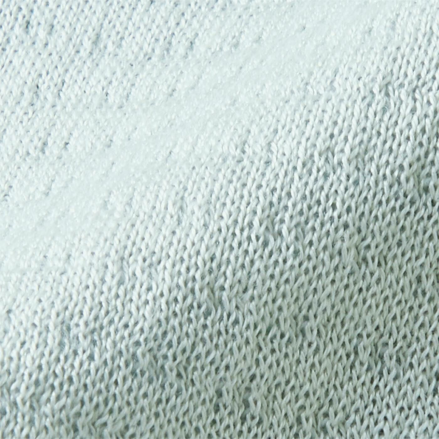 フェリシモの雑貨 Kraso|クーフゥ　寝ているあいだもずれにくい　乾燥対策　シルク混寝るときスヌードマスクの会|内側にシルクが出る編み立てで滑らかな肌あたり。