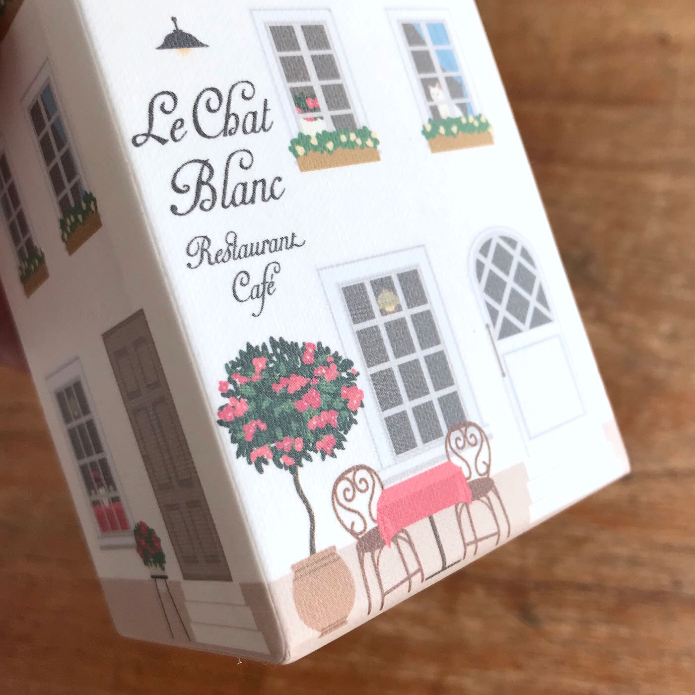 フェリシモの雑貨 Kraso|【数量限定】ハウスボックスカレンダー2023〈レストラン〉|パリの路地裏にある古いレストラン……という感じでかわいい。