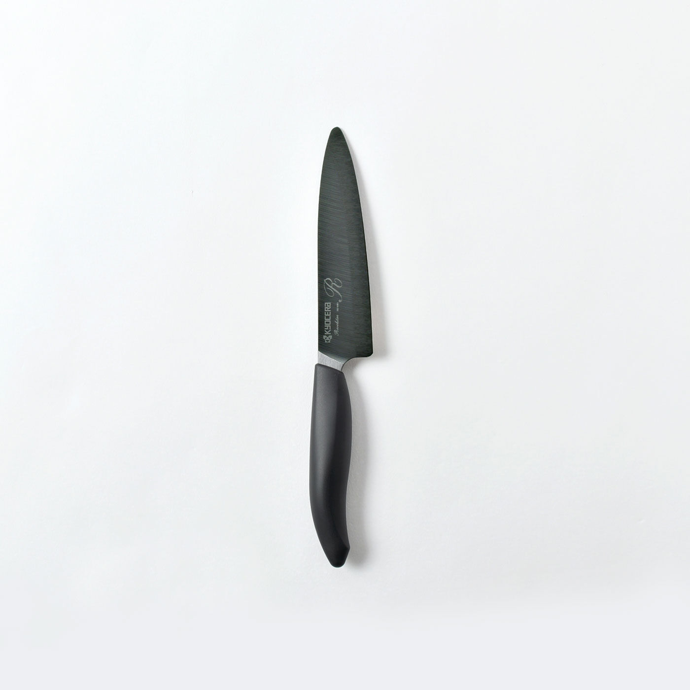 フェリシモの雑貨 Kraso|軽い・さびない・お手入れ簡単！ セラミックナイフ〈ペティナイフ〉|ハンドルの材質には、すべりにくいオレフィン系エラストマーを採用。握りやすさを追求したラバーグリップです。