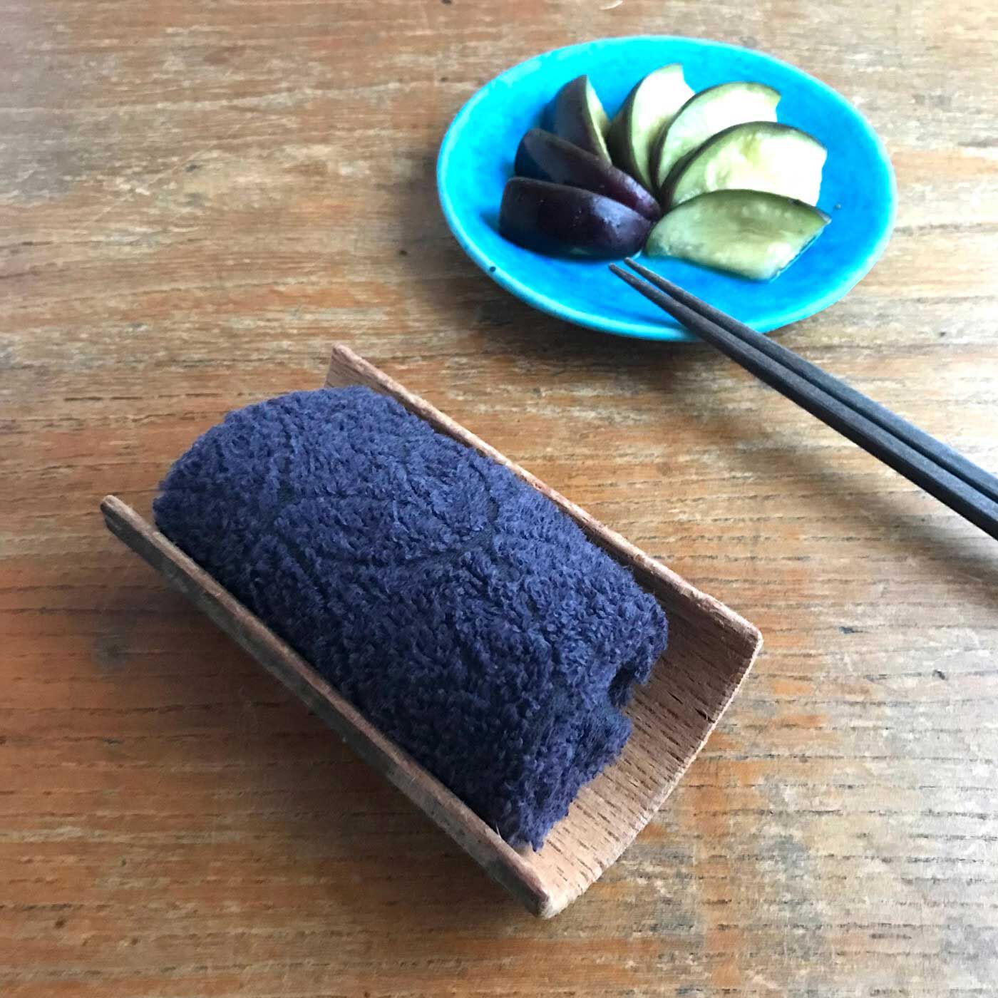 フェリシモの雑貨 Kraso|泉州のこだわりがギュッとつまった　「雫」ハンドタオル２枚セットの会|おしぼりがわりに使うのもおすすめ。※お皿に盛ったのは、泉州産水なすの浅漬け。フーズノート店主、Fu作。