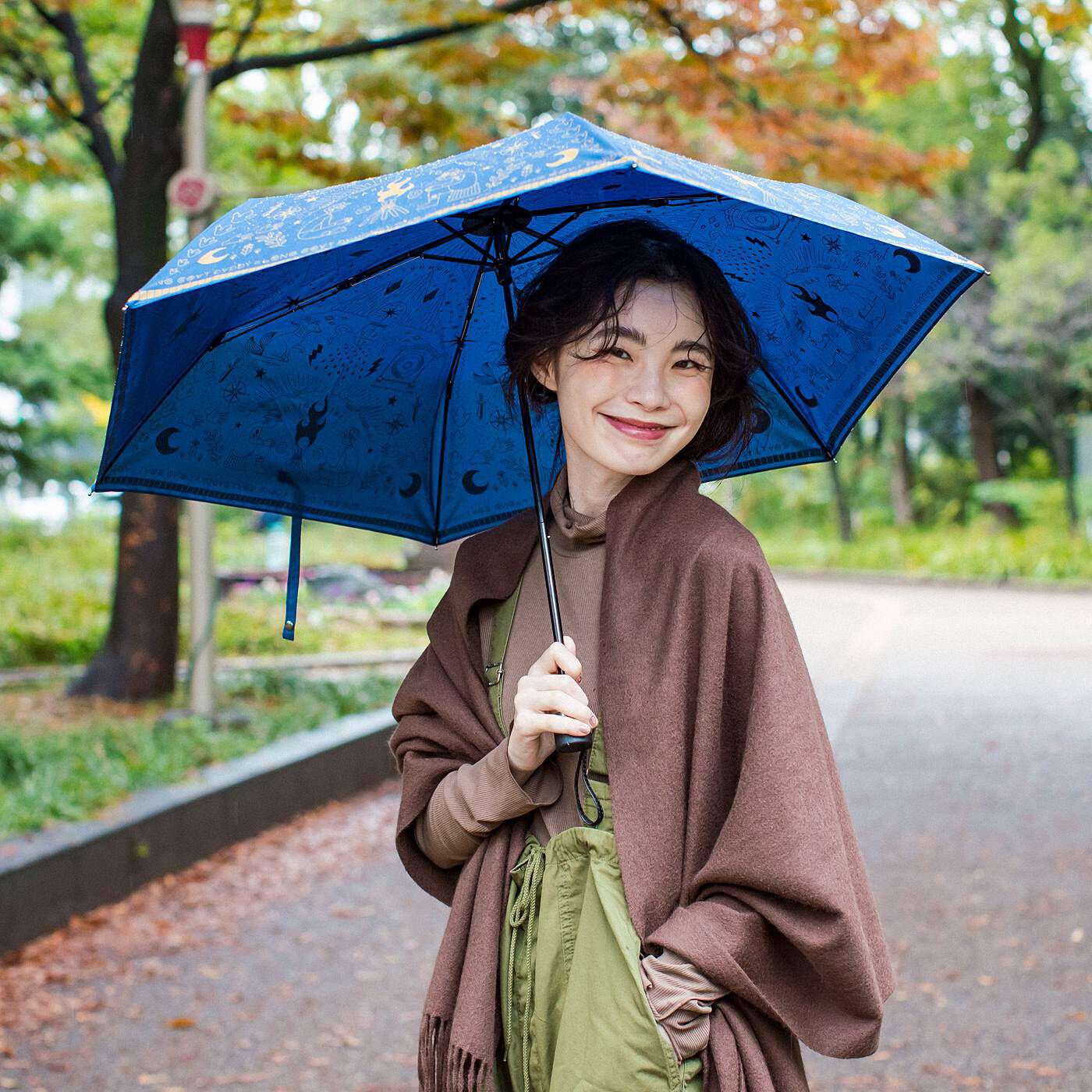 フェリシモの雑貨 Kraso|よしもとコラボ　ロングコートダディ 収納もらくちん 旅人気分の晴雨兼用折りたたみ傘|雨の日も、晴れの日も。晴雨兼用で使えます。