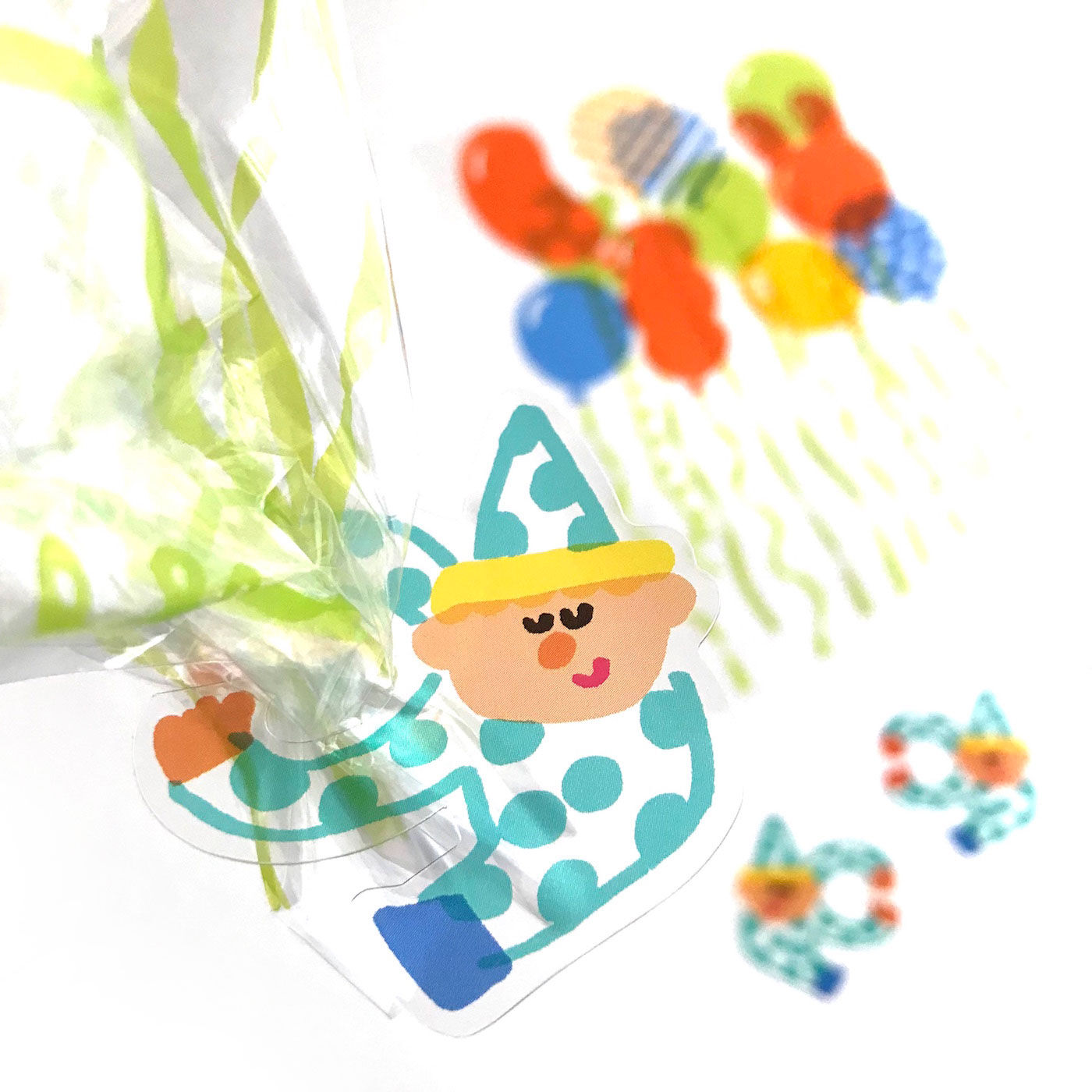 フェリシモの雑貨 Kraso|AIUEO ギフトバッグ〈Ｍ〉＆留めパーツ　3種類セット|【ふうせん】表と裏に描かれた風船の柄が重なるとたくさんの風船に。それをピエロの留めパーツで封をすると（向きに注意！）……たくさんの風船で空を飛ぶピエロに！