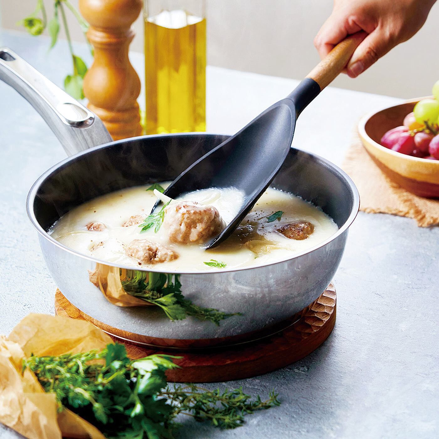 フェリシモの雑貨 Kraso|いためる・返す・すくう・盛り付けるがこれ1本　シリコーンクッキングスコップ|スープもすくえる深めの形状。鍋底が焦げつかないように混ぜることも。