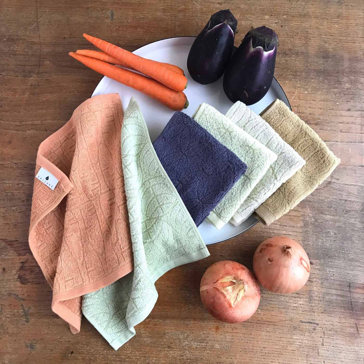 フェリシモの雑貨 Kraso|泉州のこだわりがギュッとつまった　「雫」ハンドタオル２枚セットの会|泉州自慢の野菜「彩誉（あやほまれ）にんじん」「水なす」「たまねぎ」「松波キャベツ」……野菜の雫と、つくる人たちの想いがギュッとつまった「泉州タオル」をお届けします。※写真の野菜は、染料に使われている泉州産のものではありません。