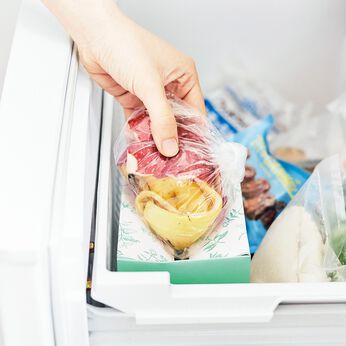 フェリシモの雑貨 クラソ | 凍らせてにおいを閉じ込める冷凍庫ゴミ箱