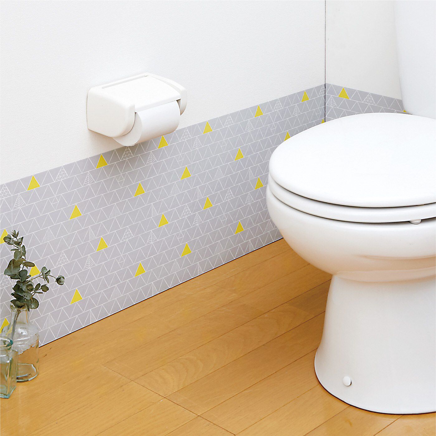 フェリシモの雑貨Kraso|水はねを防止　汚れもふき取れる　貼ってはがせる壁紙シートの会|ふき取りやすい素材だから、汚れやすいトイレの壁にも！