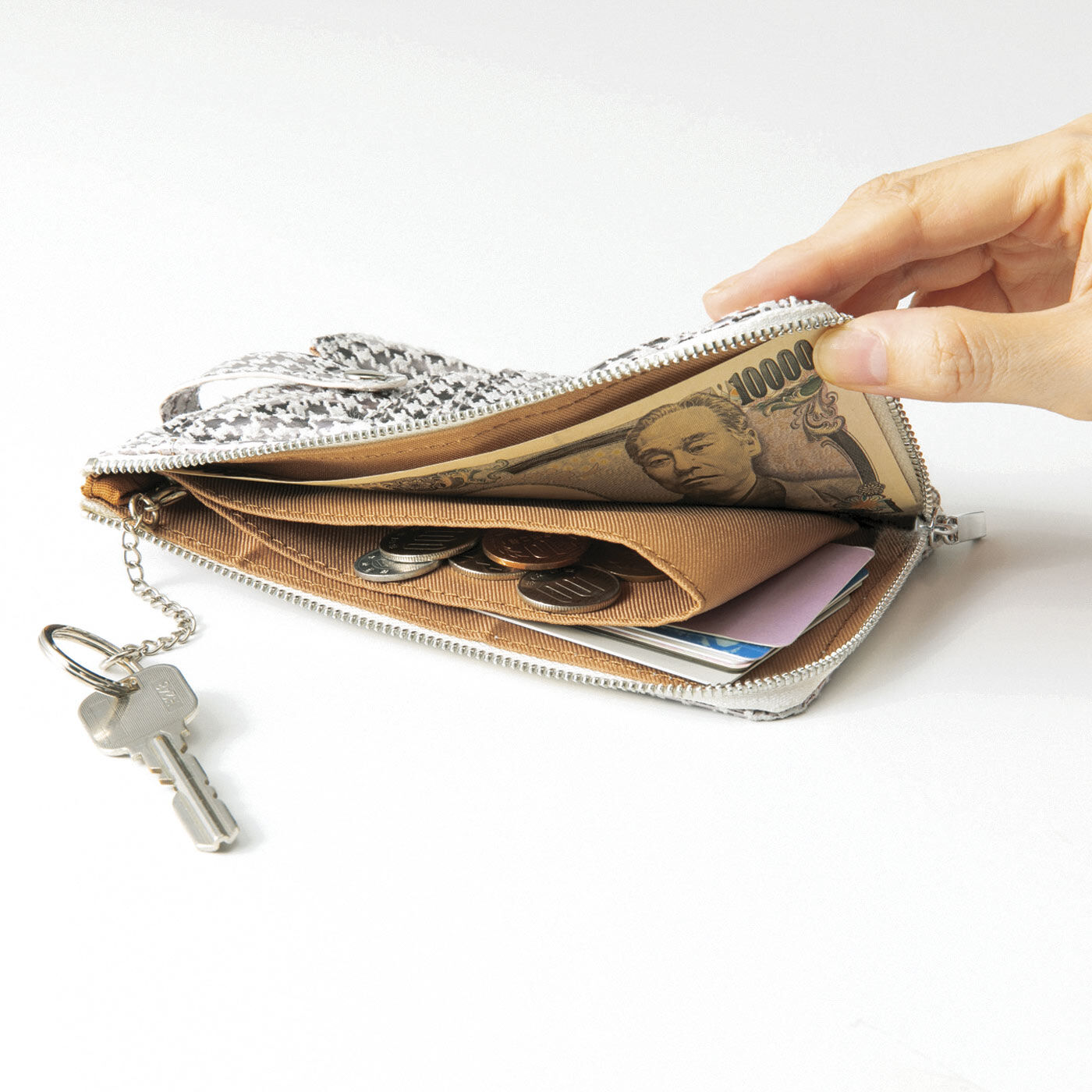 フェリシモの雑貨Kraso|UP.de　きらめく本革でハッピーを呼ぶ スマホもカードもサッとおさまるコンパクト財布の会|内側にはコイン仕分けポケットと取り外し可能なキーチェーン付き。