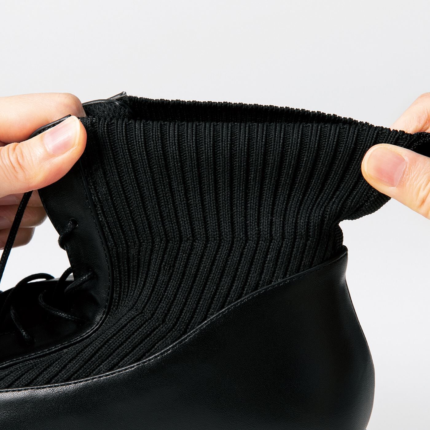 フェリシモの雑貨 Kraso|UP.de　するんと履けるニット素材 防水仕様の編み上げシーズンレスブーツ|やわらかなニット素材でのびのびフィット。