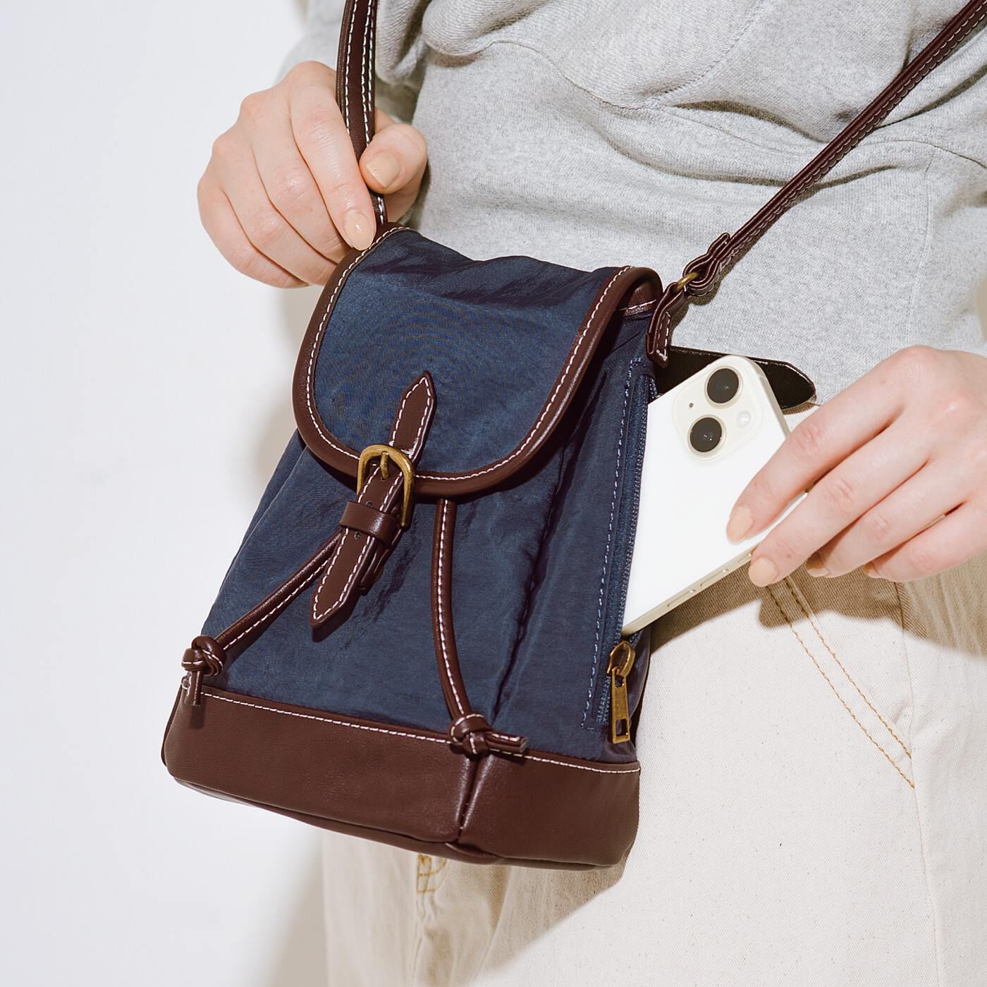 フェリシモの雑貨 Kraso|USEDo　必需品だけサッと収納！　古着屋さんで見つけたヴィンテージナップサックのようなポシェットの会|サイドファスナー付きで、フラップを開けなくてもサッと取り出せて便利。