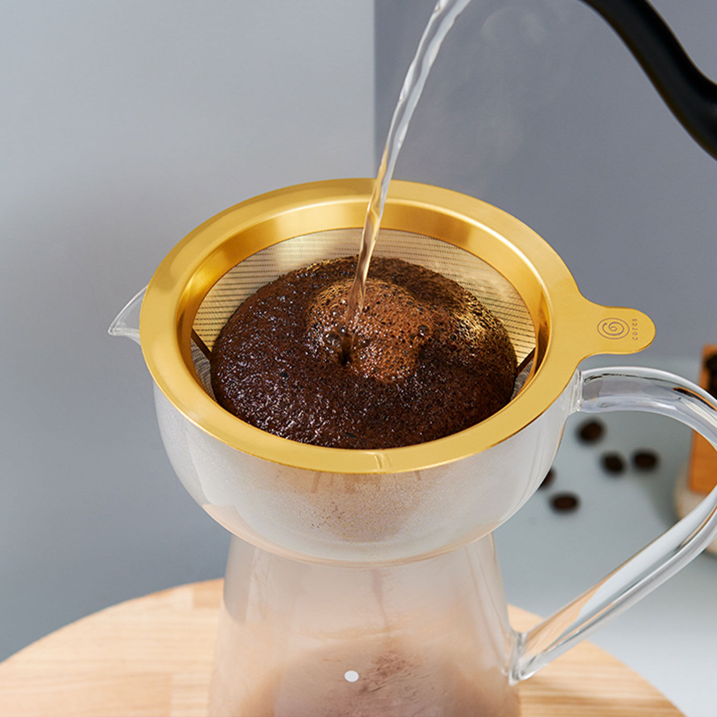 フェリシモの雑貨Kraso|コーヒータイムを至福に 化学変化に強い純金コーティングのドリッパー付きサーバー|スペシャルティコーヒーのフルーティな特徴を存分に味わうための、短時間抽出に最適なフィルターです