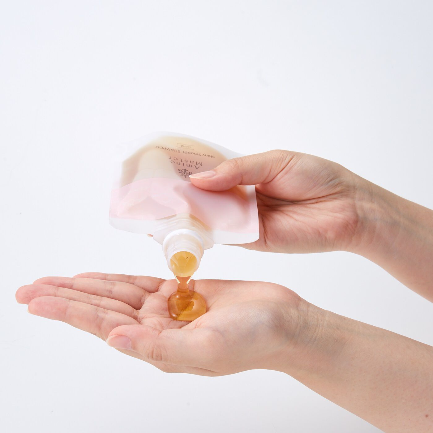 フェリシモの雑貨 Kraso|アミノマスター　コンパクトサイズ　シャンプー＆トリートメント〈さらさらタイプ〉の会|ぬるま湯で髪をすすいだ後、適量のシャンプーを手に取ります。