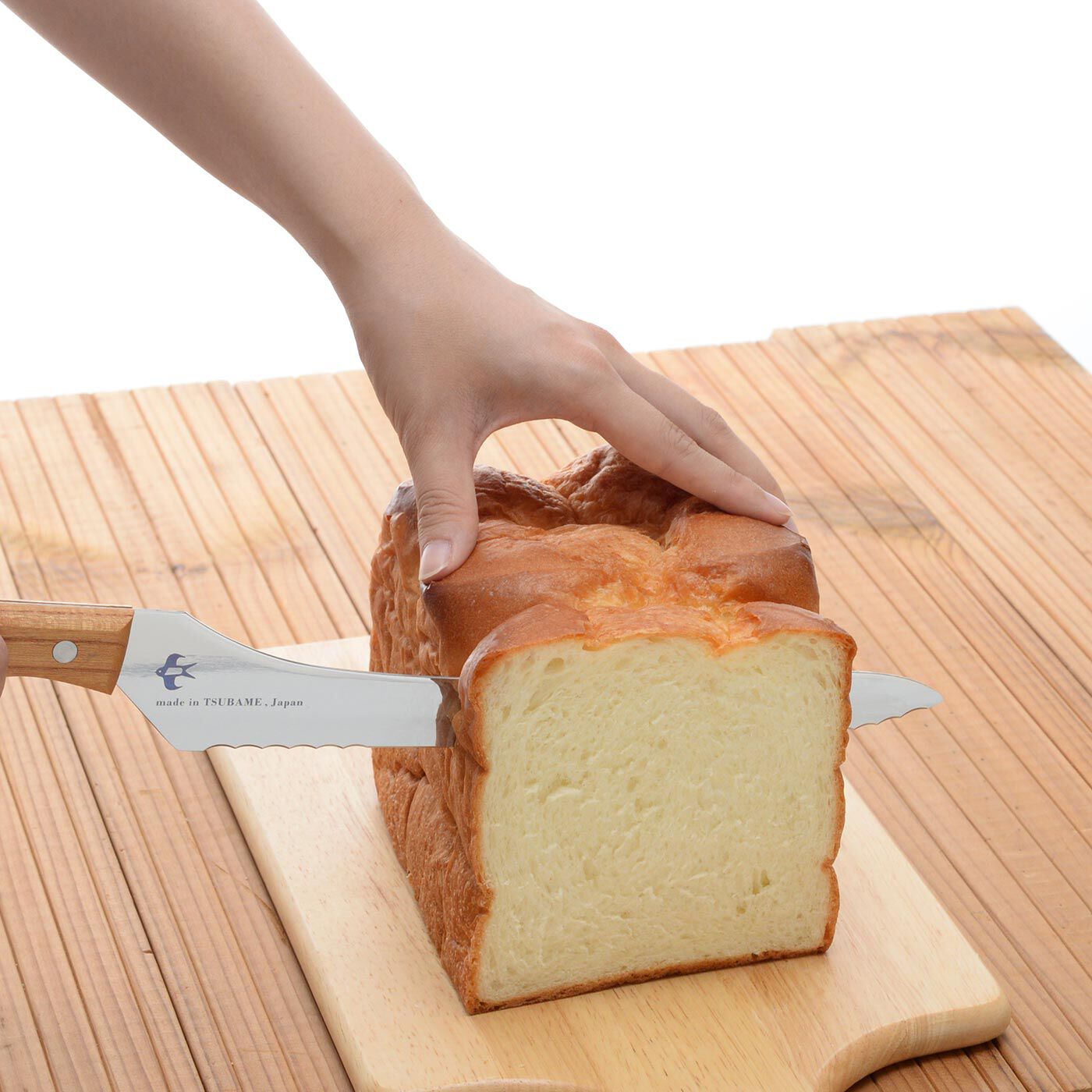 フェリシモの雑貨Kraso|波刃と直刃がポイント！ 硬くてもやわらかくてもきれいに切れるパンナイフ|真ん中の直刃がパンくずをおさえながらパンを切ります