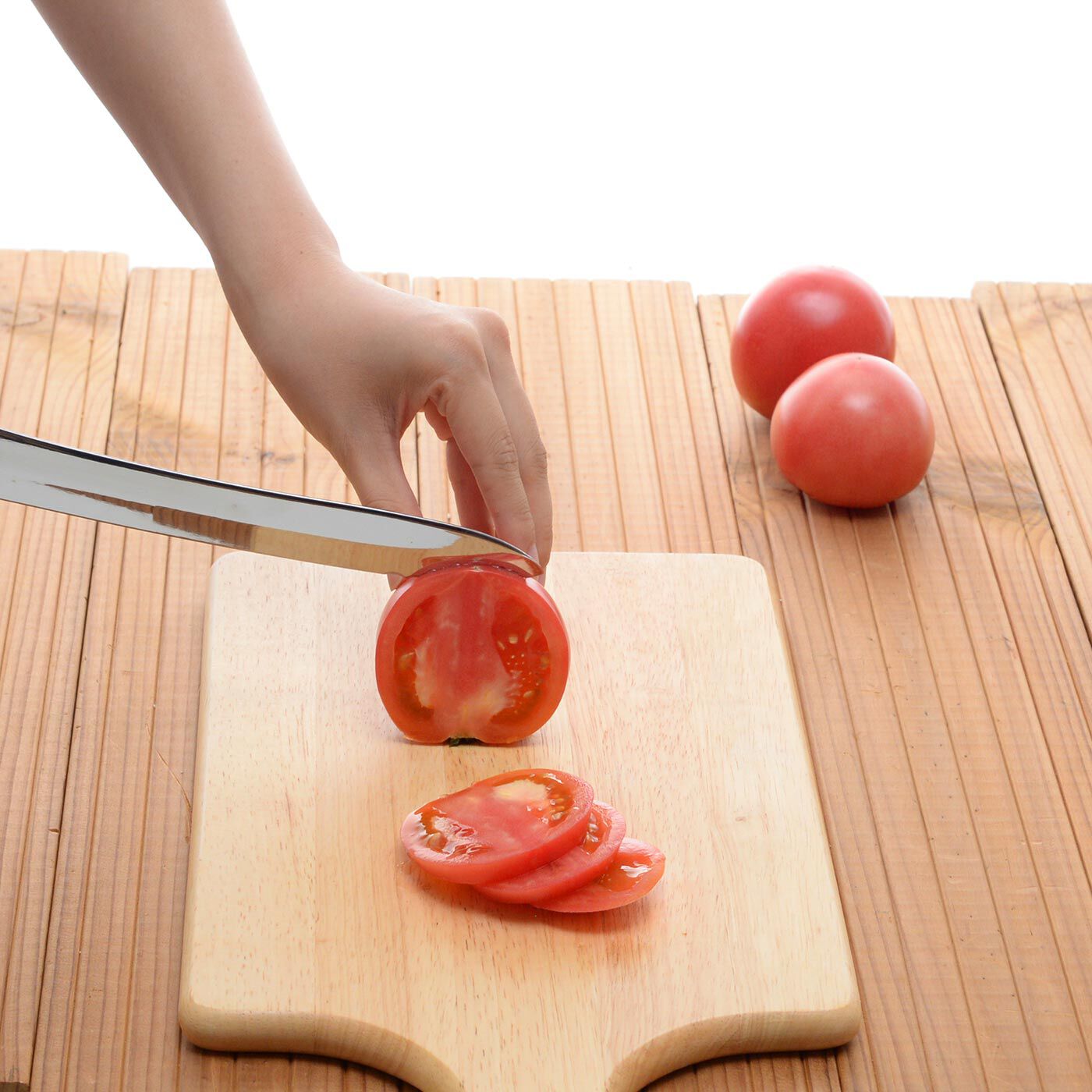 フェリシモの雑貨Kraso|波刃と直刃がポイント！ 硬くてもやわらかくてもきれいに切れるパンナイフ|皮と果肉の硬さが違って切るときに失敗しやすいトマトも波刃と直刃でスパッと切ることができます