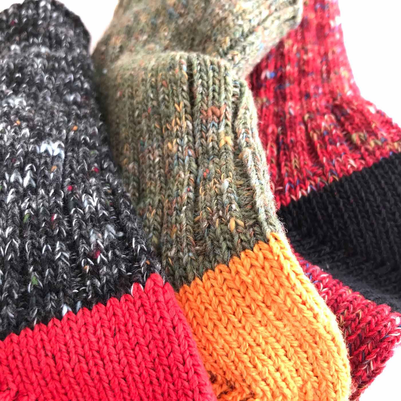 フェリシモの雑貨 Kraso|ミックス糸をふっくら編み上げたウール混ソックス〈暖色系〉|厚手のふっくら編み地は、しっかりした履き心地。ガンガン履いてもへたれないタフさがうれしい。
