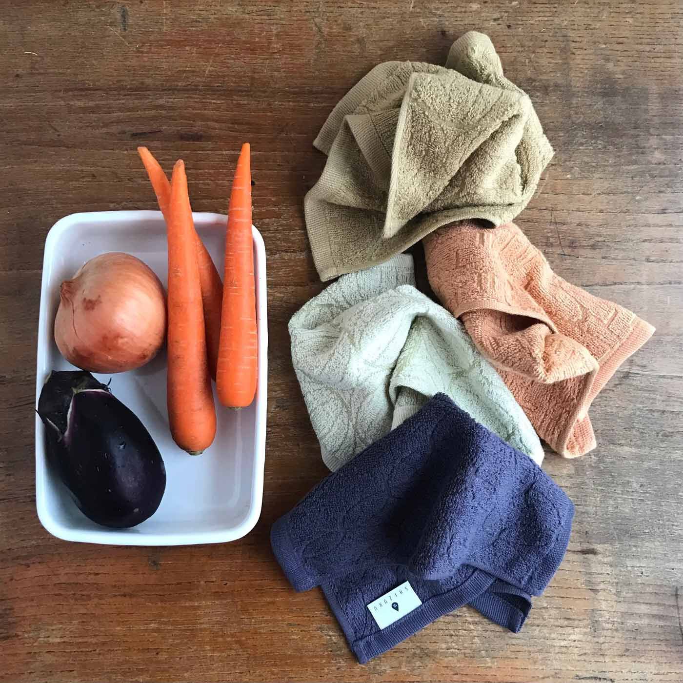 フェリシモの雑貨 Kraso|泉州のこだわりがギュッとつまった　「雫」ハンドタオル２枚セットの会|使い勝手がいいので、どんどん使ってどんどん洗う。ヘビーローテーション。　※写真の野菜は、染料に使われている泉州産のものではありません。