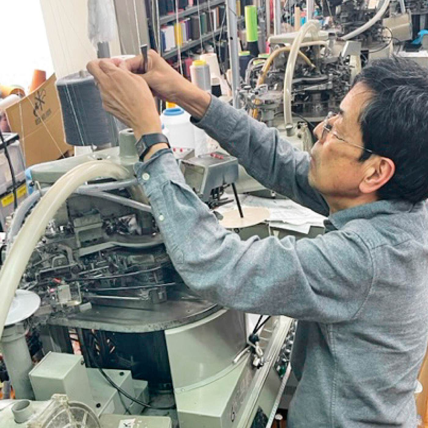 フェリシモの雑貨Kraso［クラソ］|奈良の靴下屋さんで作った　残り糸が織りなすハーモニー　コットン混ボーダー靴下の会|昭和36年創業の奈良県広陵町の靴下製造メーカー「井上コーポレーション」の職人さんが一足ずつていねいに仕上げてくれています。