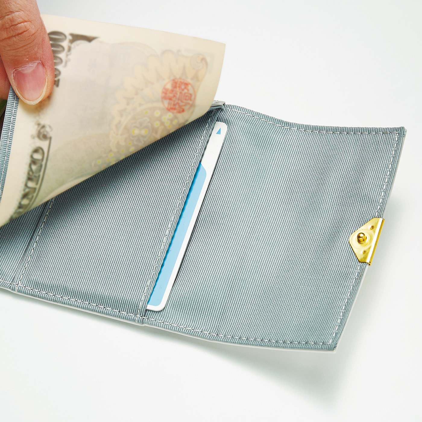 フェリシモの雑貨 Kraso|UP.de　キーリング付き 必要なものがきちんと収まる 手のひらサイズの大人エナメル財布の会|お札入れの後ろにもICカードなどが入れられるポケット付き。