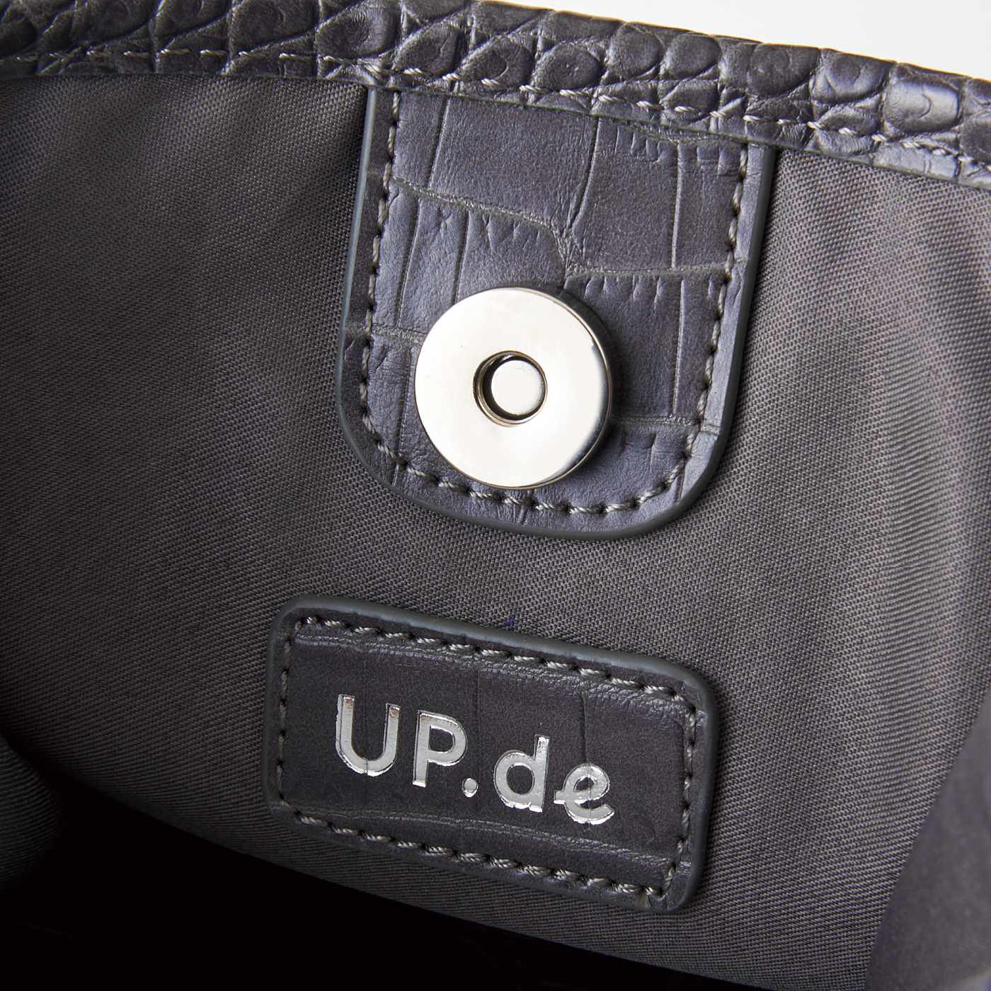 フェリシモの雑貨 Kraso|UP.de　本格仕立て ナノサイズの2-WAYショルダーハンドバッグの会|内側にロゴの刻印入り。