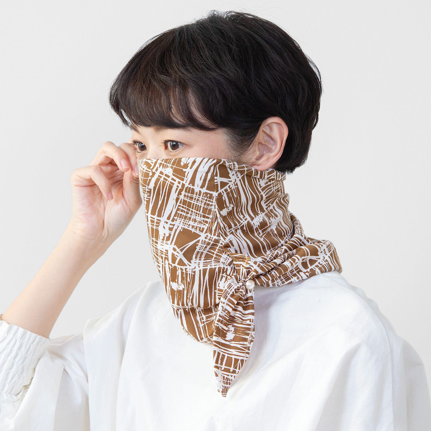 フェリシモの雑貨Kraso|UP.de　大人柄で合わせやすい サッと着脱UVカット ワンタッチスカーフの会|鼻の上まで覆ってマスク風にも。