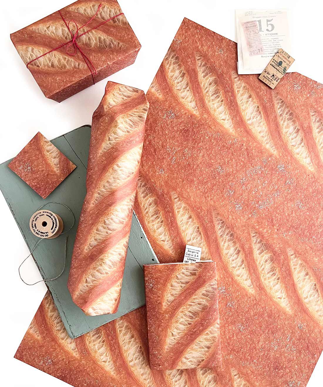 フェリシモの雑貨Kraso［クラソ］|Bakermee なんでもパンにできちゃうラッピングペーパー〈バゲット〉の会|こんがり焼き立てのバゲットにするラッピングペーパー「Bakermee（ベーカミー）」。