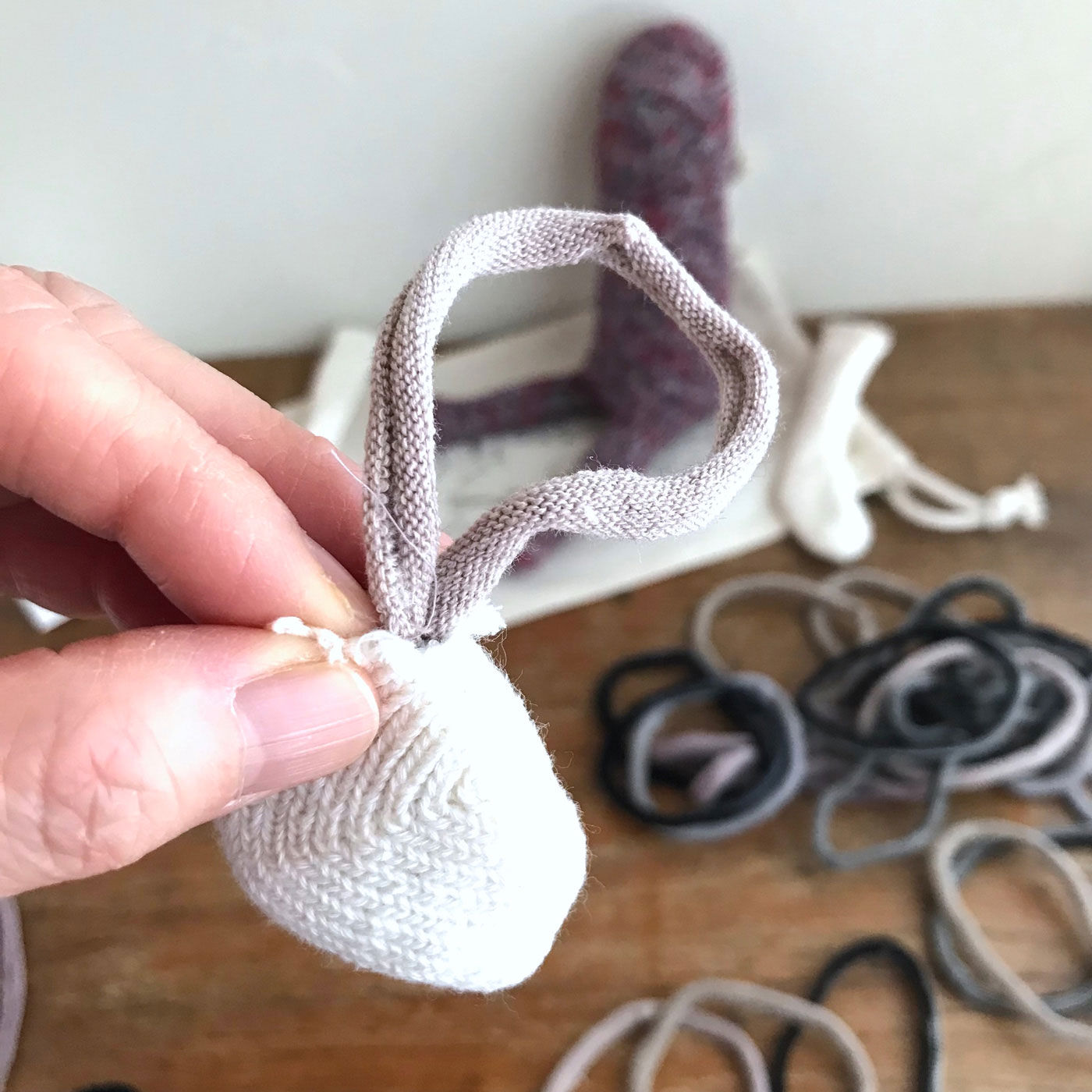 フェリシモの雑貨 Kraso|残糸で編んだ靴下と端材で作るおさるのぬいぐるみキット〈巾着付き〉|輪っかは、意外と詰めやすいです。「耳」のパーツは結構重要。ぷっくり大きく、とかサイズや形はもちろん、つける位置でかなり印象が変わりますね。