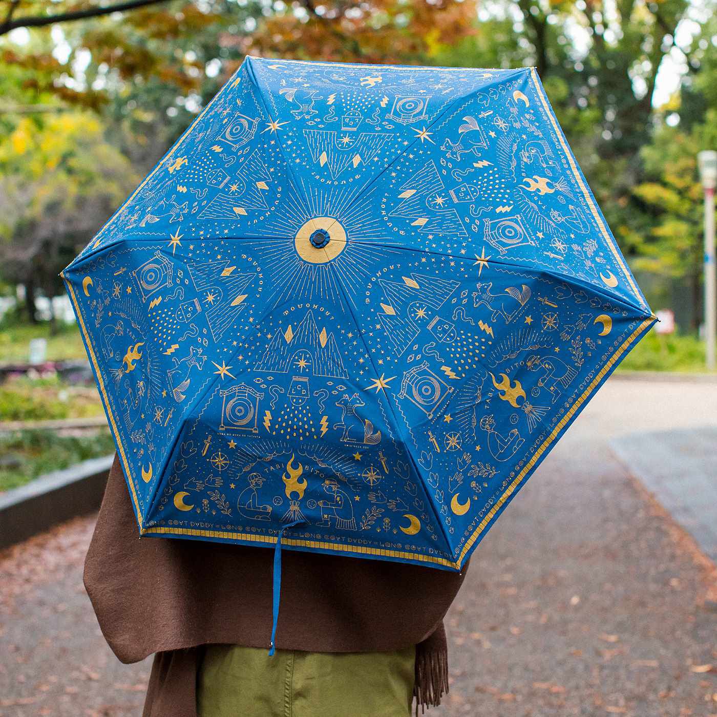 フェリシモの雑貨 Kraso|よしもとコラボ　ロングコートダディ 収納もらくちん 旅人気分の晴雨兼用折りたたみ傘