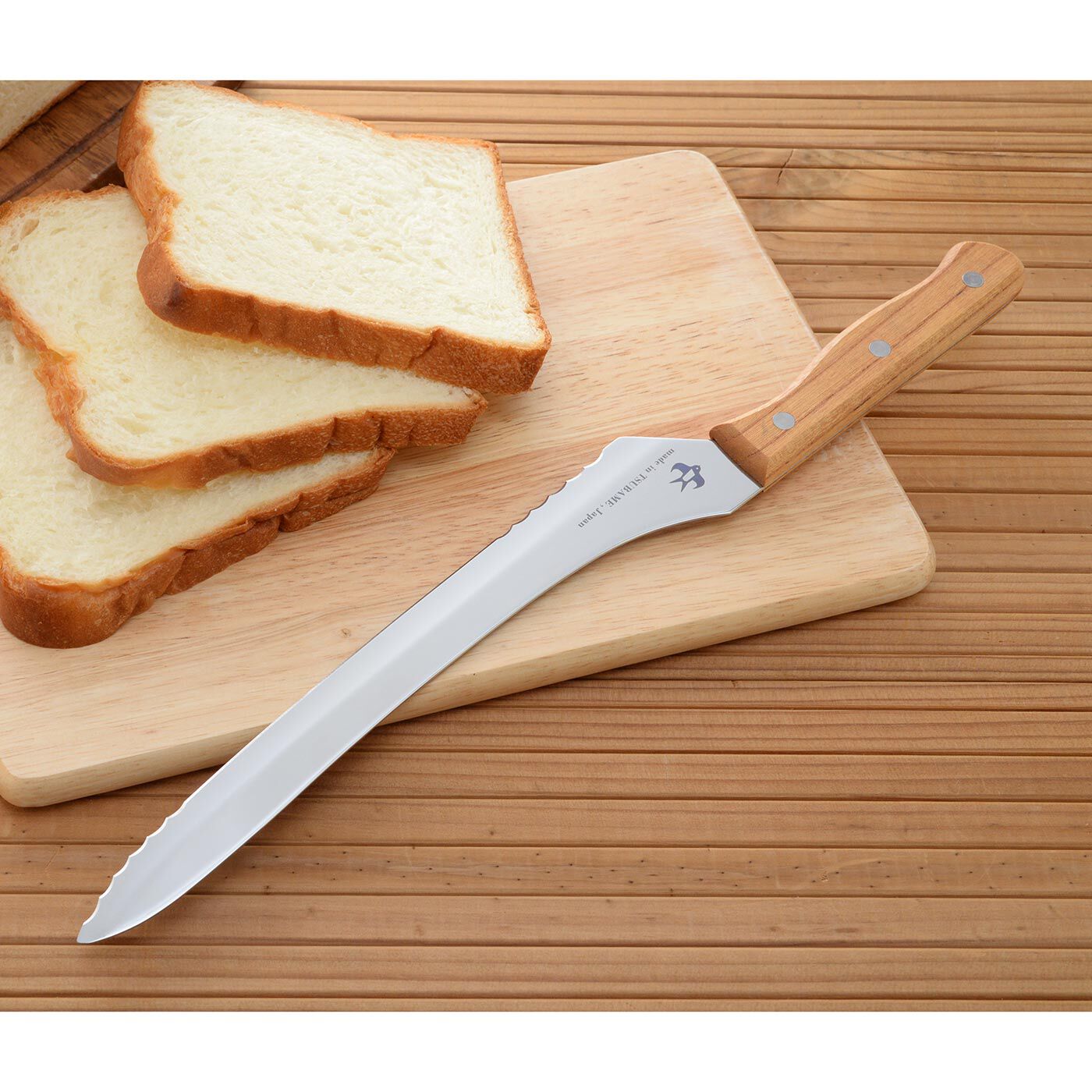 フェリシモの雑貨Kraso|波刃と直刃がポイント！ 硬くてもやわらかくてもきれいに切れるパンナイフ|硬くてもやわらかくても、パンがきれいに切れる