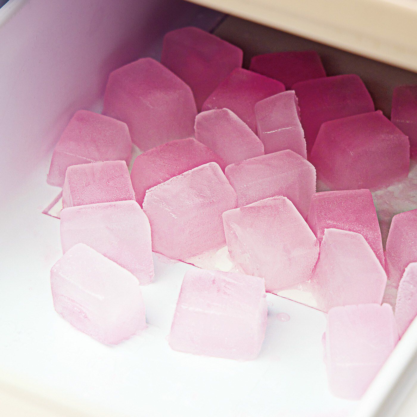 フェリシモの雑貨 Kraso|【6月分以降お届け】エスキューブキッチンズ　しっかり洗浄＆除菌 ピンクサインの自動製氷機クリーナー〈3回分〉の会|ピンクの氷は洗浄中。