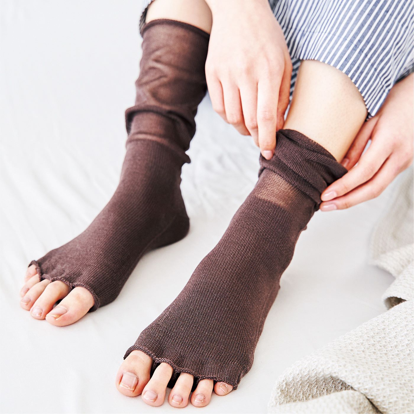 フェリシモの雑貨 クラソ|クーフゥ　冷えないからだ計画　足の形にフィットする　シルクで包み込む　おやすみ5本指靴下の会|ゆるりと編んで締め付けにくい設計。