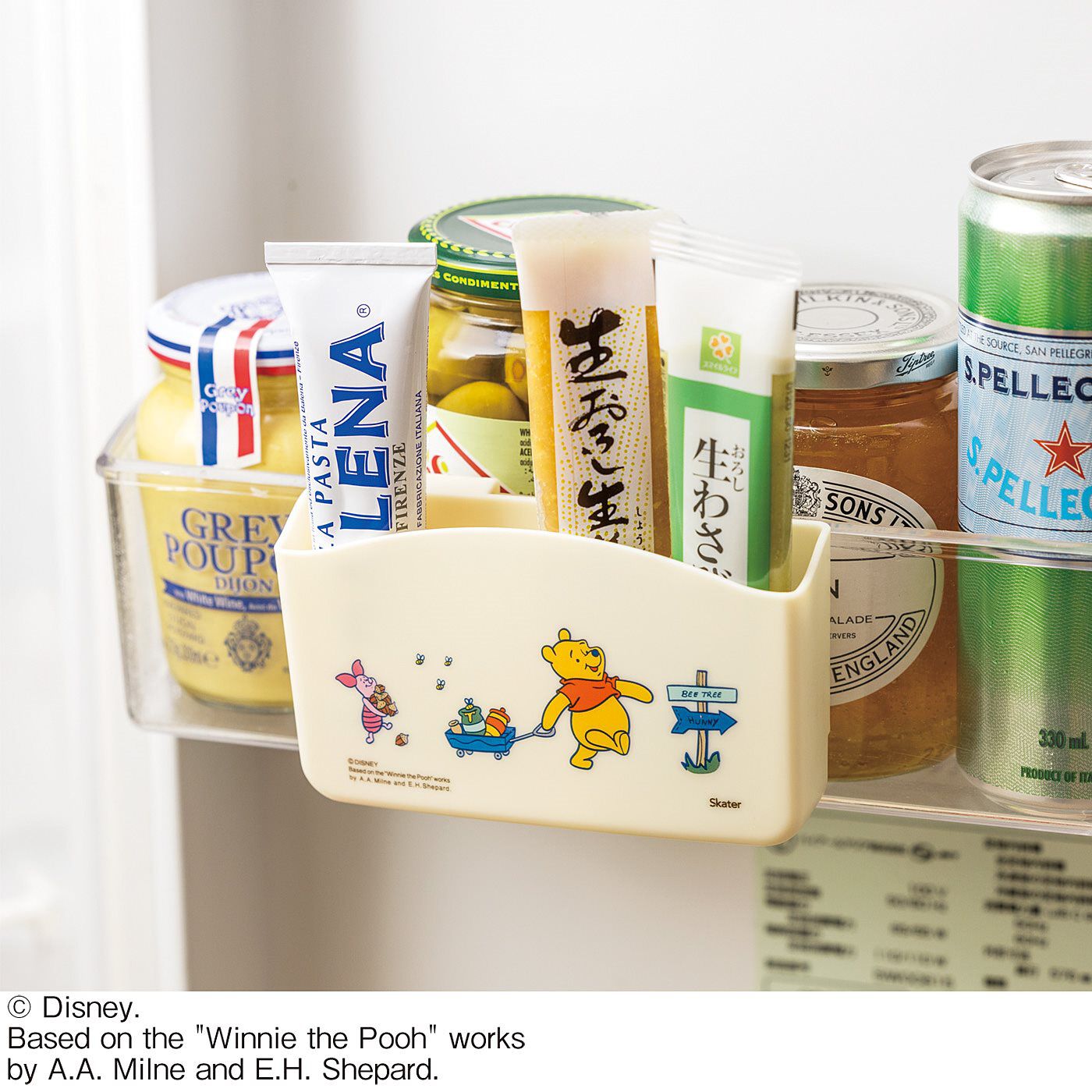 フェリシモの雑貨 Kraso|みんな大好き くまのプーさん雑貨コレクションの会|冷蔵庫のポケットに掛けて使える便利なチューブポケット。