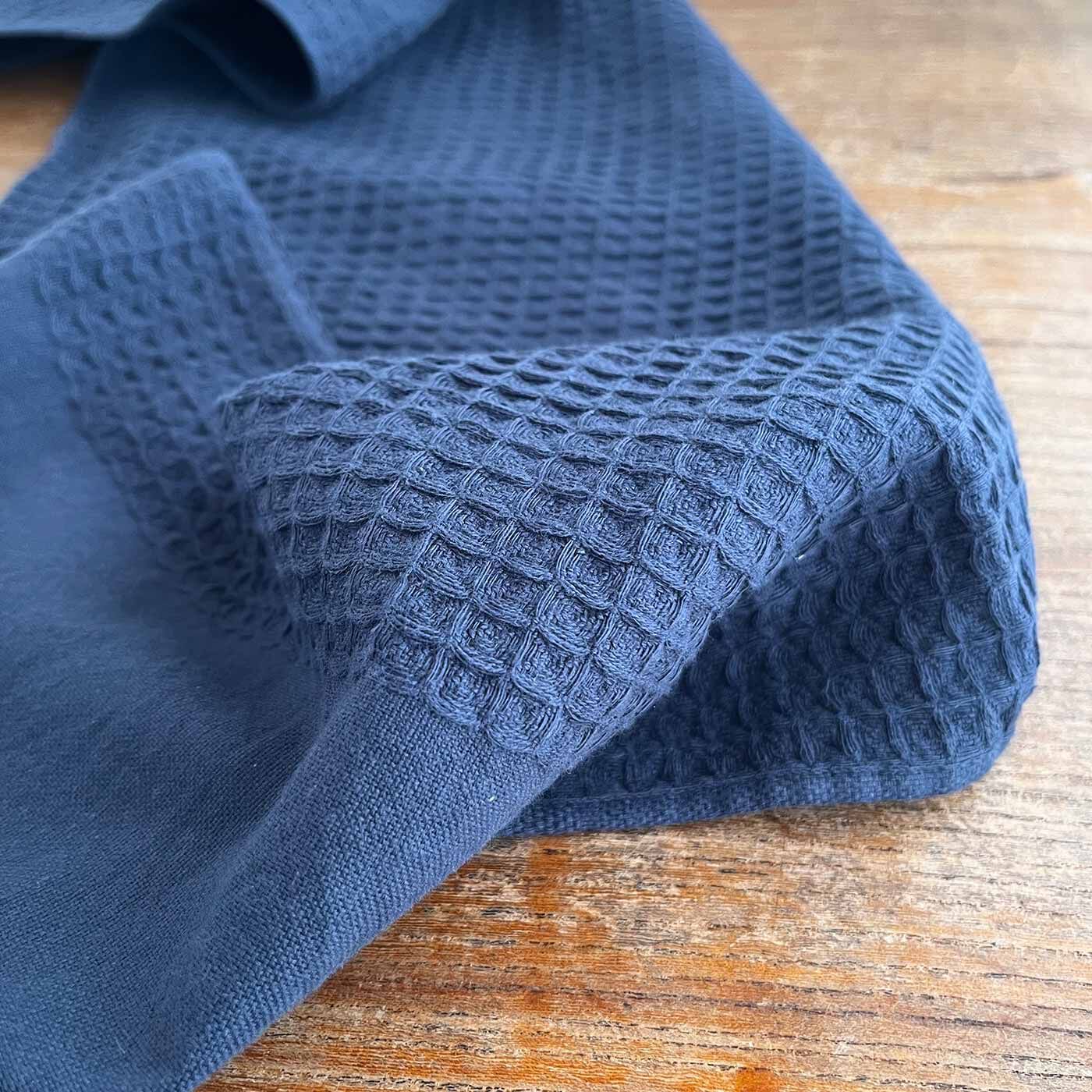 フェリシモの雑貨Kraso［クラソ］|【温泉州タオル】washi matou〈 ワッフル〉の会|ワッフルの織り地が味わい深い。両端は平織りなので、背中を洗う時なども持ちやすい。