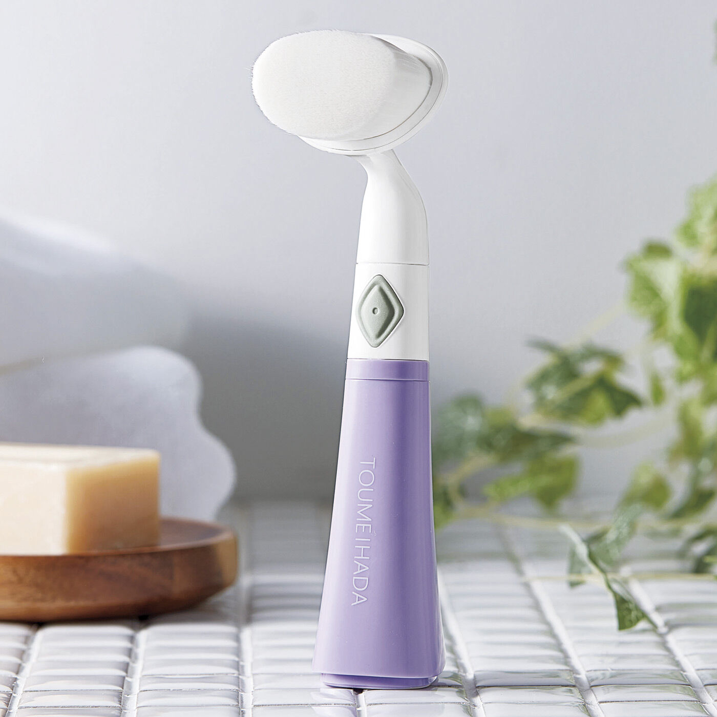 フェリシモの雑貨 Kraso|極細毛ブラシですっきり　音波振動で洗う電動式洗顔ブラシ|自立するので衛生的に使えます。