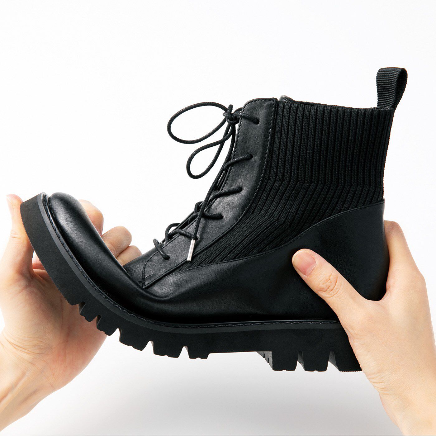 フェリシモの雑貨 Kraso|UP.de　するんと履けるニット素材 防水仕様の編み上げシーズンレスブーツ|足の動きに沿ってしなやかに曲がるから、歩きやすくて痛くなりにくい！