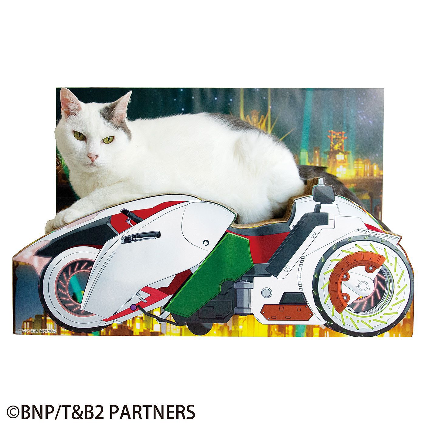 フェリシモの雑貨 Kraso|『TIGER ＆ BUNNY 2』×猫部 ダブルチェイサー猫用つめとぎ|ダブルチェイサーの程よい流線形が、猫ベッドとしても優秀。モデル猫：いくら（オス 6kg）