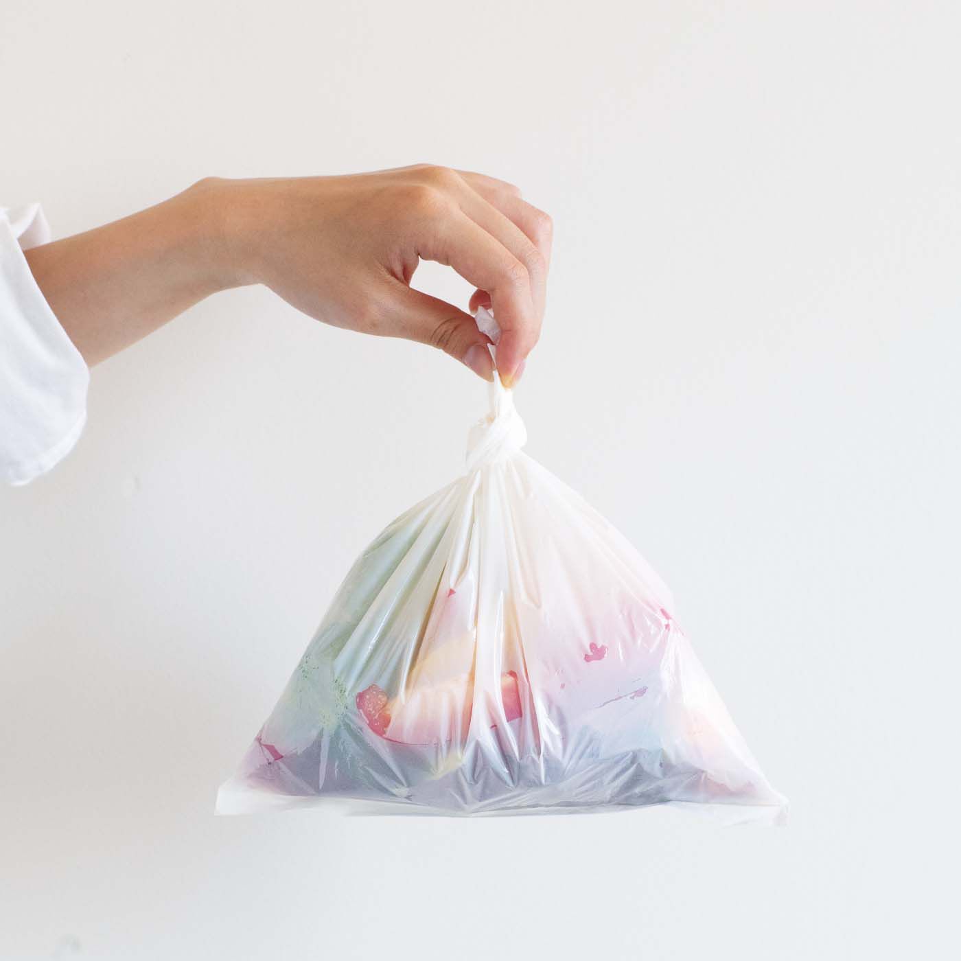 フェリシモの雑貨Kraso|1/d MINI GARBAGE BAGS　ミニごみ袋の会|内側はニオイを吸収する『消臭』層、次にニオイもれを防ぐ『防臭』層を重ね、ニオイをぎゅっと閉じ込めます。